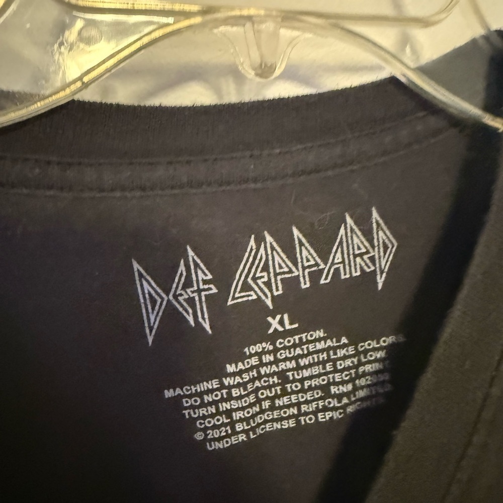 🎉2/$15 Def Leppard Black Graphic Tee - Picture 2 of 4